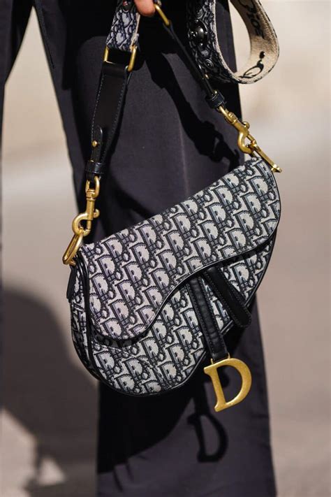 Saddle bag Dior: tutto sull'iconica borsa della Maison 